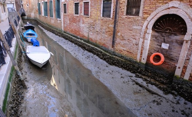Някои канали във Венеция пресъхнаха заради необичайно ниските води няколко