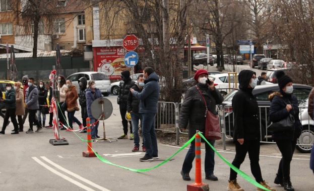 Желаещи за ваксиниране в зеления коридор и днес пред Пирогов