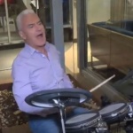  Сидеров свири на барабани на "Витошка", раздава пари на мургави непознати 