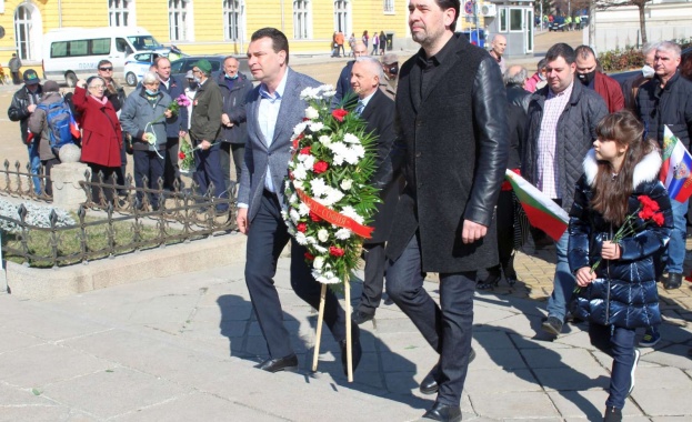 Поднасяме венци и цветя в знак на почит в знак