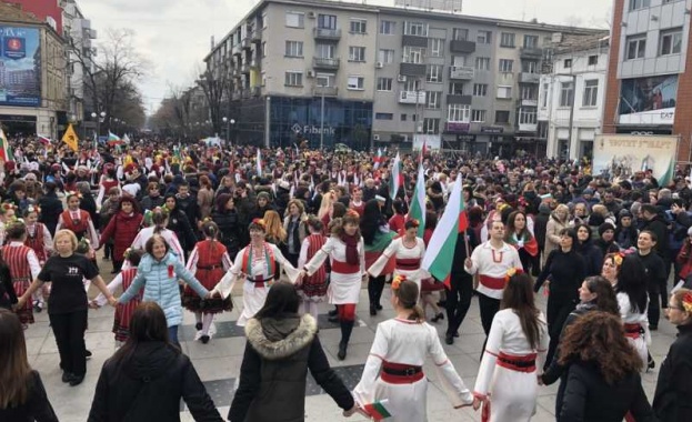 В Бургас посрещнаха празника 3 март с музика от каба
