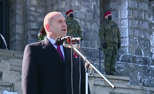 С вашето присъствие тук вие помагате днешните поколения българи да