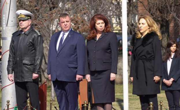 Всеки момент се очаква да започне церемонията по издигане на