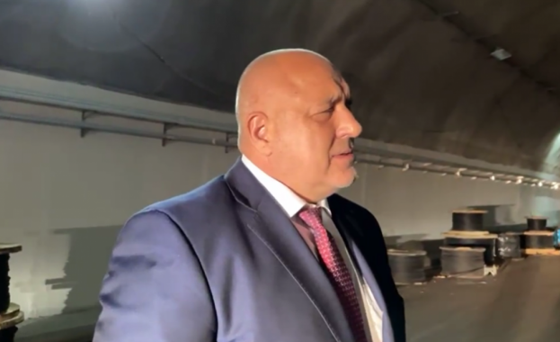 Инспектира тунел Витиня с бившия вътрешен министър Младен Маринов Премиерът