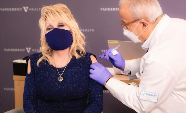 Кънтри звездата Доли Партън се ваксинира срещу COVID 19 след като