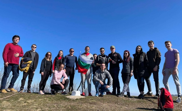 Млади социалисти смениха с нов трибагреника на връх Райлово градище