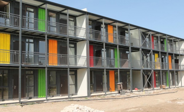 Три многофамилни жилищни сгради от морски контейнери с 51 апартамента