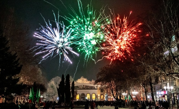 С факелно шествие и тържествена заря проверка пред паметника на Свободата