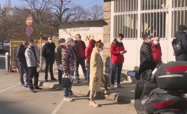 Скандали между чакащи пред имунизационните кабинети в РЗИ Варна Хора на