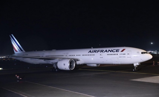 Самолет на "Еър Франс" кацна аварийно на Летище София заради буйстващ пътник