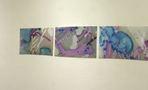 Изложба на млади творци, които рисуват с бактерии