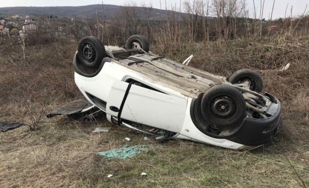 Издирват шофьор, обърнал кола в Пловдивско и избягал