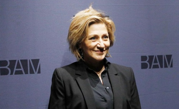 Актрисата Еди Фалко ще се превъплъти в образа на Хилари