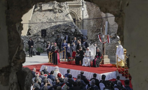 Насред руините оставени от ислямистите в Мосул днес папа Франциск