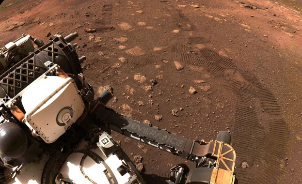 Американският марсоход Пърсивиърънс измина първите си метри на Марс където