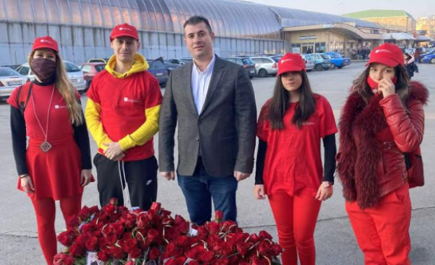 Кандидатът за народен представител от БСП за България подарява по