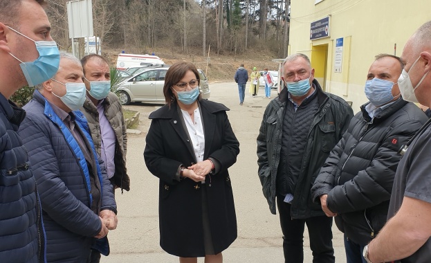 Нинова от Гоце Делчев: При спечелване на изборите започваме незабавни преговори за доставка на ваксини от Русия и Китай 