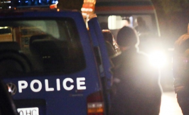 Двама полицаи са ранени при опит да задържат 40 годишен мъж