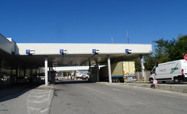 Интензивен е трафикът за товарни автомобили на всички граници на