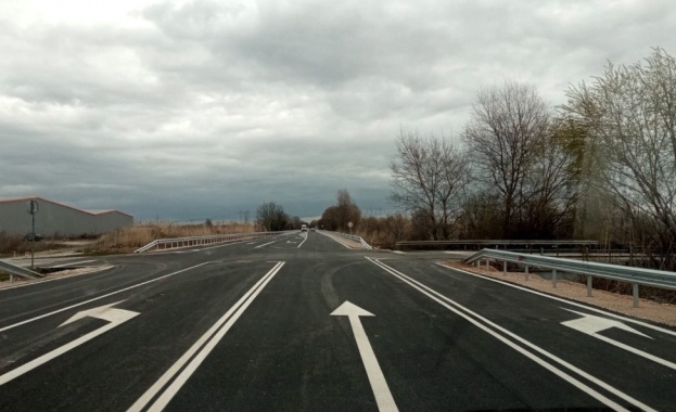 Пукнатини на новоремонтирания път Мездра-Ботевград