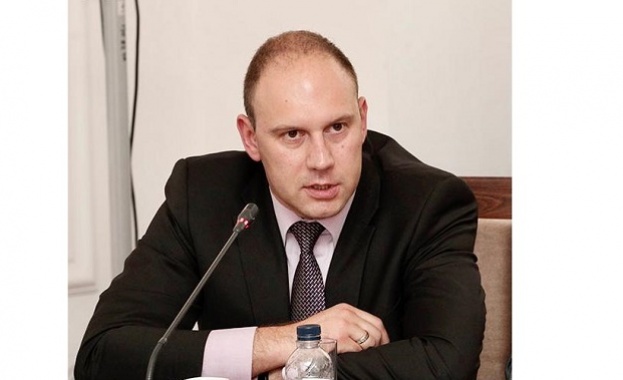 Младият депутат от БСП успешно съчетава работата в парламента с