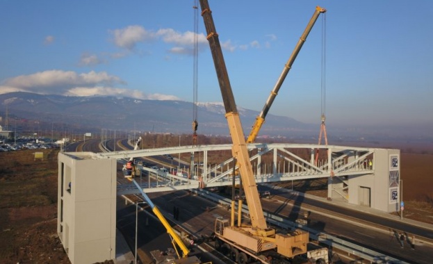 Монтирана е първата от предвидените три пасарелки на реконструиращата се