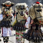 Симитли посреща кукери, които гонят злите сили