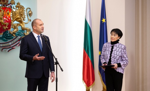 Държавният глава Румен Радев удостои с Почетния знак на президента проф. Жени Захариева