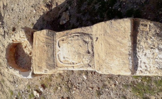 Общинските работници откриха древен саркофаг по време на разкопки в