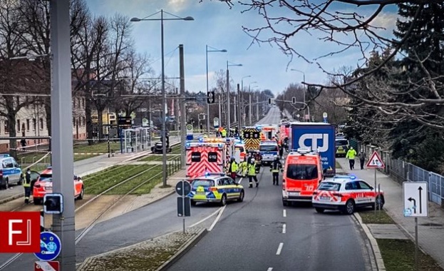 Кола се вряза в група хора в източния германски град