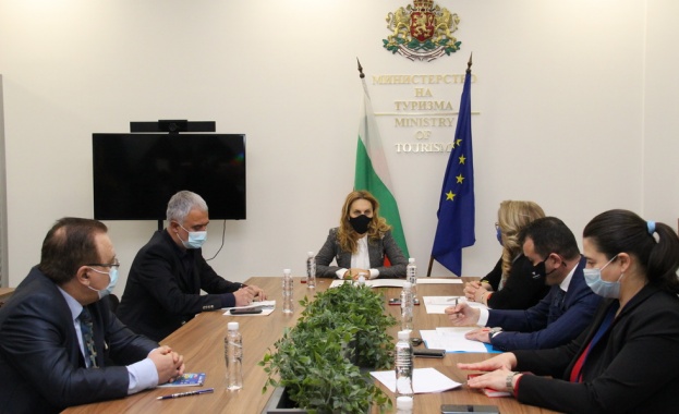 Вицепремиерът и министър на туризма Марияна Николова проведе работна среща
