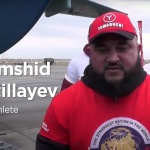 Руски тежкоатлет постави рекорд, теглейки военен самолет