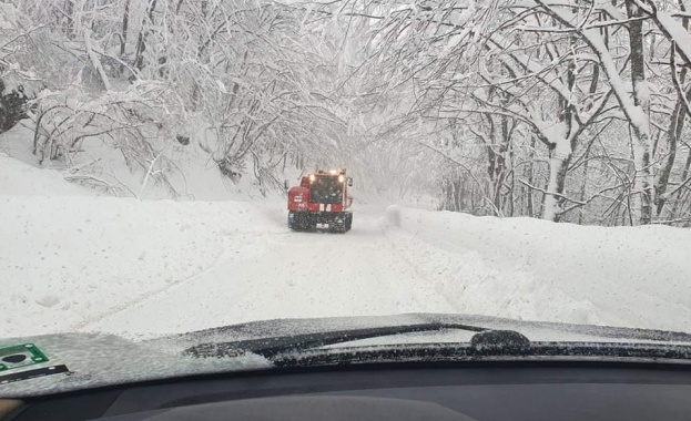 Над 2 метра са снегонавяванията около пещерата Обстановката в страната