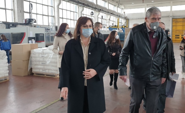 Правителството да обяви данъчна ваканция за бизнеса и пряко подпомагане