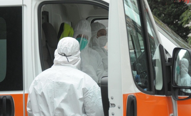 На фона на силния натиск върху спешните центрове шестима служители