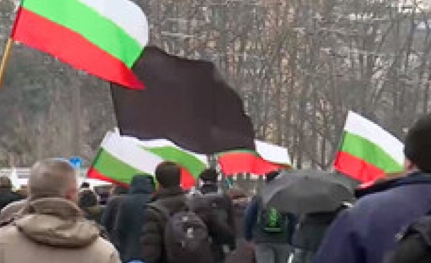 Протест срещу затягането на мерките в центъра на София Недоволни