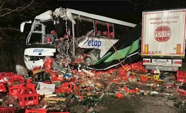Трима души загинаха след удар между автобус и ТИР