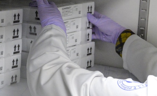  Испания договори още 3,4 млн. дози от ваксината на Пфайзер през август 
