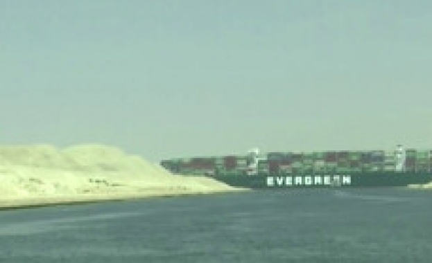 Седем влекача помагат на голям товарен кораб заседнал в Суецкия