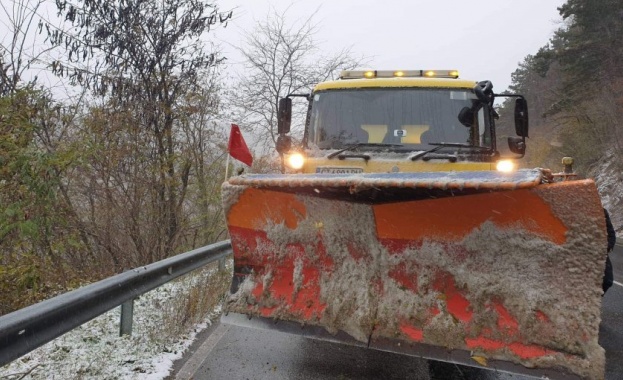 Багер с работник се е обърнал в крайпътното дере по