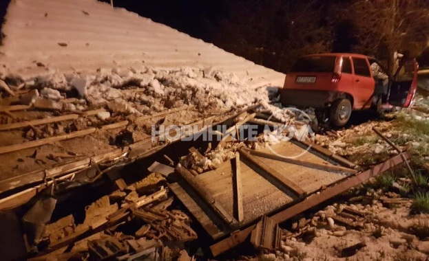 Млад шофьор заби колата си в покрива на къща във