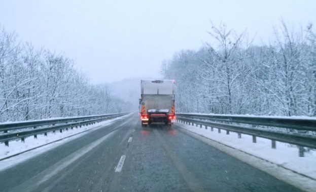 В област Смолян и старопланинските проходи снеговалежът продължава 356 машини