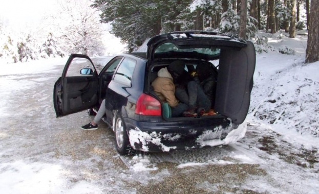 Трима мигранти са задържани в района на с Долни Коритен