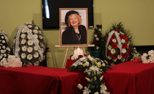 Стотици хора си взеха последно сбогом с голямата българска актриса