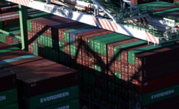 Продължават опитите за освобождаването на корабоплаването в Суецкия канал който