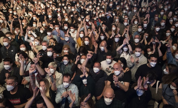 Фенове танцуваха прегръщаха се и пяха заедно с музикантите на