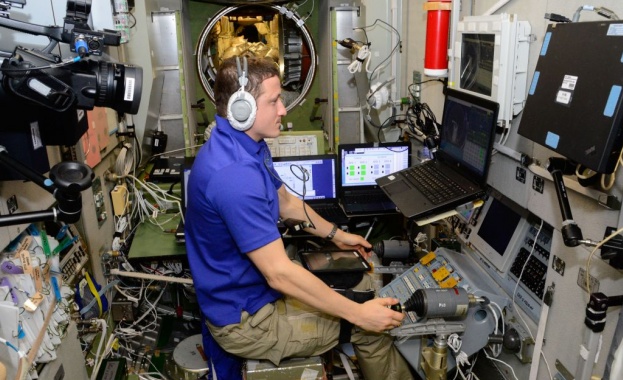 Космонавт засне заседналия в Суецкия канал кораб от Космоса Ето