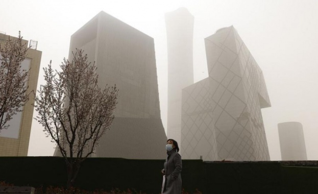 Китайската столица Пекин осъмна обвита в плътен прах с изключителни