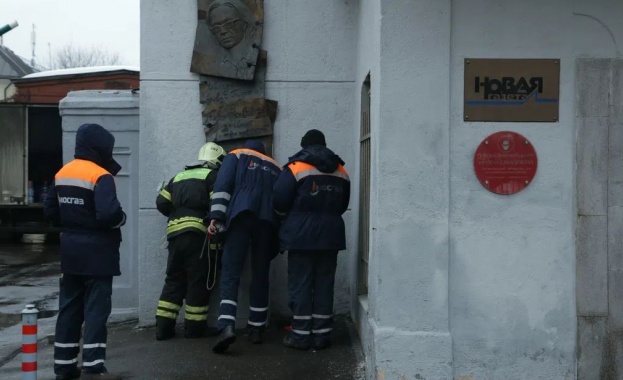 Кадрите от наблюдателните камери показват как мъж в куриерска униформа