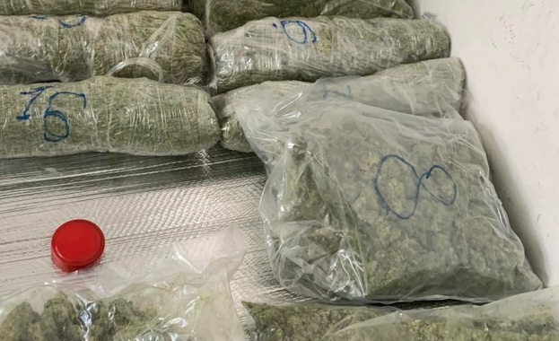 Митнически служители задържаха над 4 7 кг наркотично вещество марихуана скрито